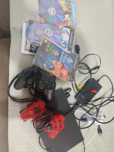 Vendo play 2 funcionando lente pegando pen drive jogos novos cabos novos controles novos