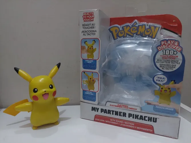 Boneco/Action Figure pokémon Pikachu interativo +100 reações combinadas