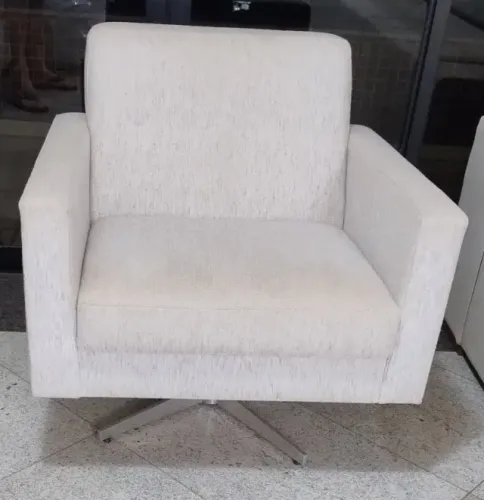 Poltrona Decorativa com Base Giratória Para Sala de Estar