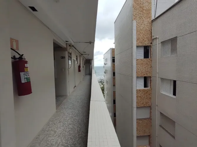 Excelente apartamento, reformado em predio frente mar