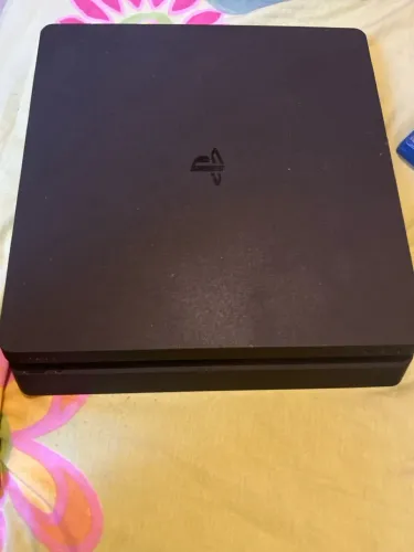 PlayStation 4. 1 tera de memória acompanhado de 7 jogos