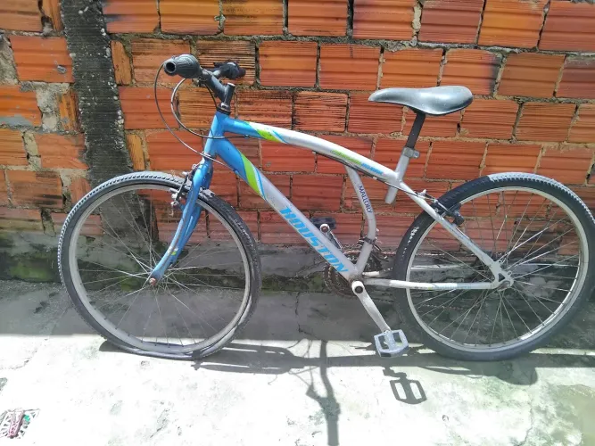 Bike barata pra sair hoje! Quadro bom, ideal pra reforma ou peças. Não aceito oferta!!<br>