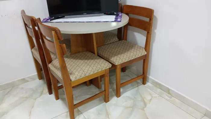 Mesa redonda com cadeira e Mine buffet 