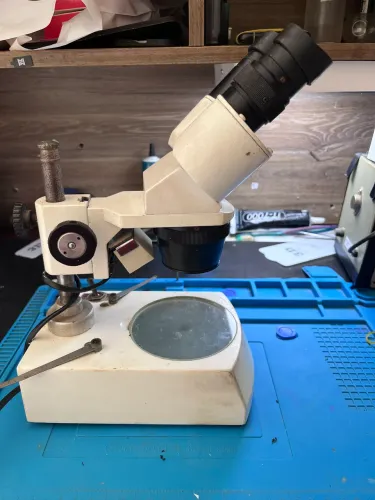 Microscópio binocular 