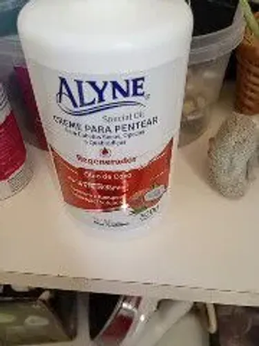 Vendo embalagem vazia de creme.