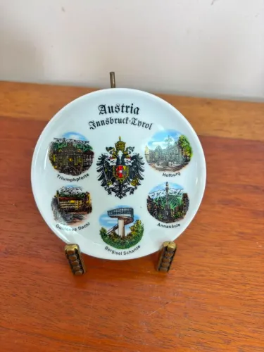 Pratinho decorativo, em porcelana, representando regiões austríacas - 10cm de diâmetr