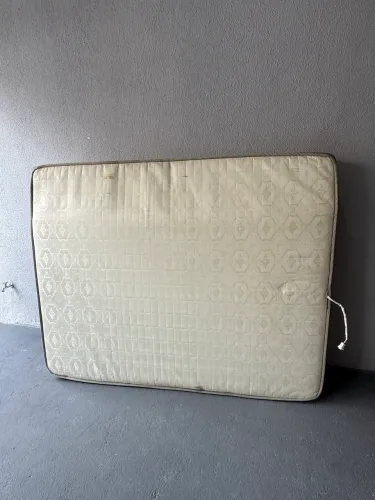 Colchão Queen 1,60 x 2,00 x 30 cm - Usado - Apenas o colchão
