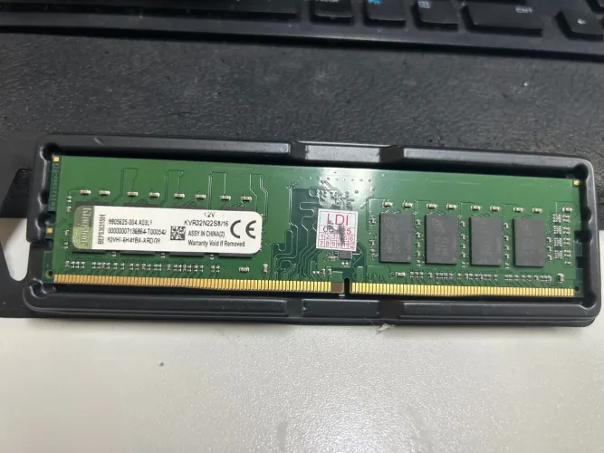 Vendo memória ram DDR 4 de 16 GB com frequência de 3200
