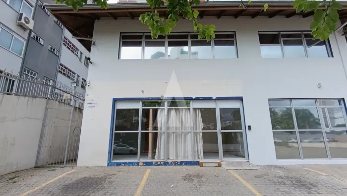 Sala comercial com 6 salas e vagas de garagem no Bairro Anita Garibaldi em Joinville