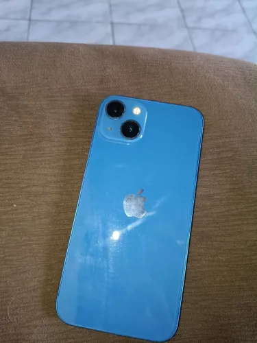 iPhone 13 com marcas de uso 