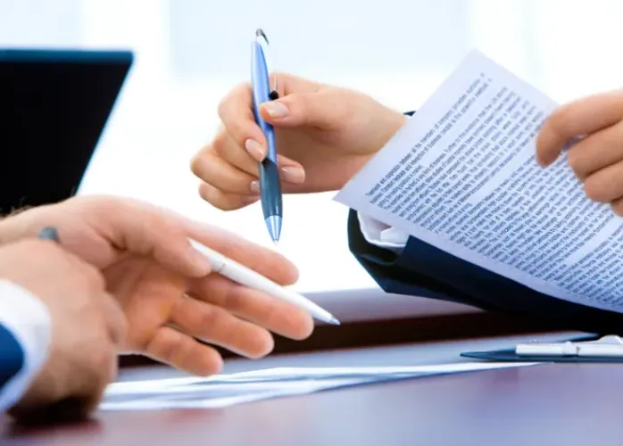 Ajudo a organizar contratos e documentos para evitar problemas no seu negócio