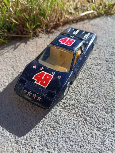 Carrinho miniatura colecionável marca Sunnyside modelo Ferrari na escala 1:43 década 1980/