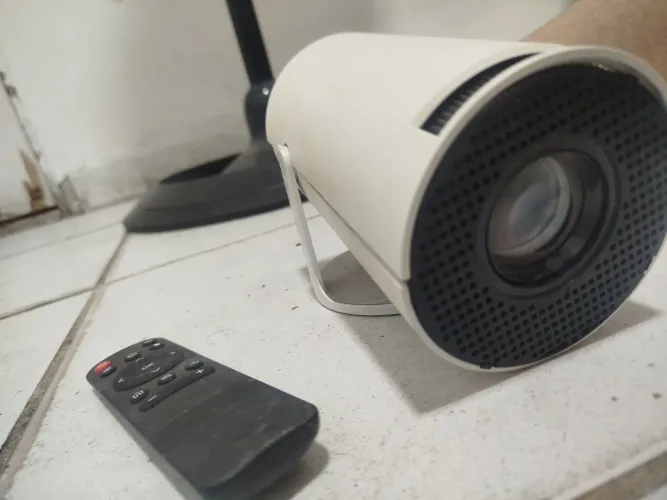Mini Projetor Hy300 - Com defeito (aproveitamento de peças)