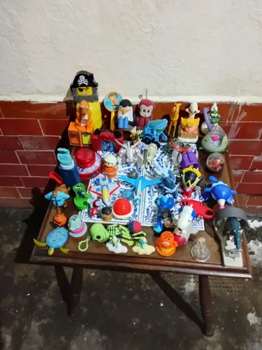 Lote com 55 brinquedos