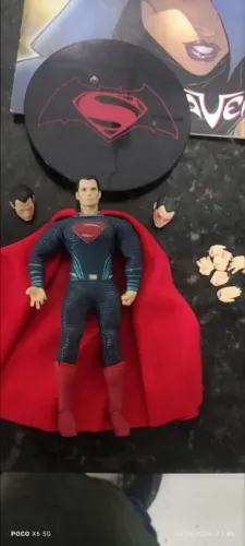 Superman mezco original , acompanha o que está na foto .