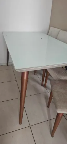 Mesa de tampa de vidro com 6 cadeiras