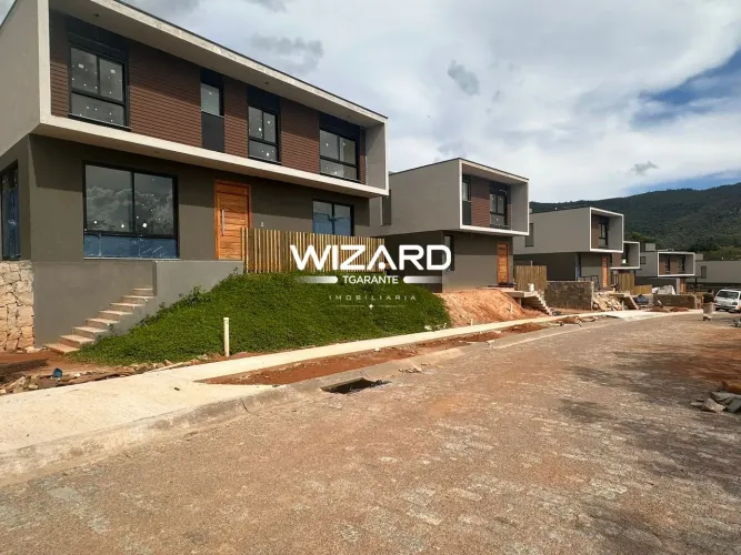 Casa de Condomínio em Atibaia, 3 suítes, espaço gourmet, para venda com 362m² e 2 vagas
