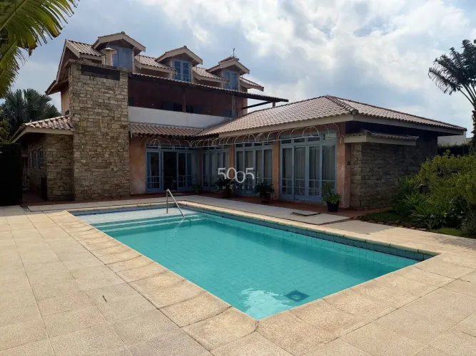 Linda casa à venda no condomínio Portal do Japy em Cabreúva com 525m² de área construída e