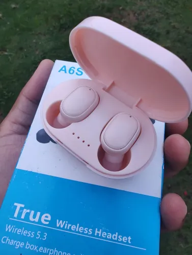 Fone de ouvido Bluetooth na cor rosa A6S para ouvir músicas e atender chamadas