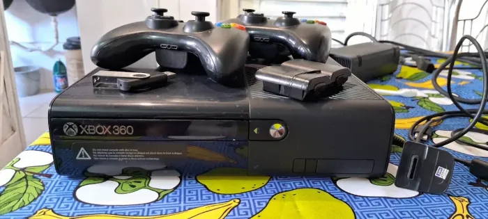 Xbox 360 2 controles sem jogos