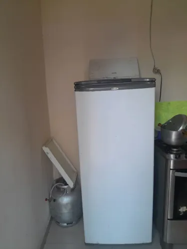Geladeira funcionando muito bem.