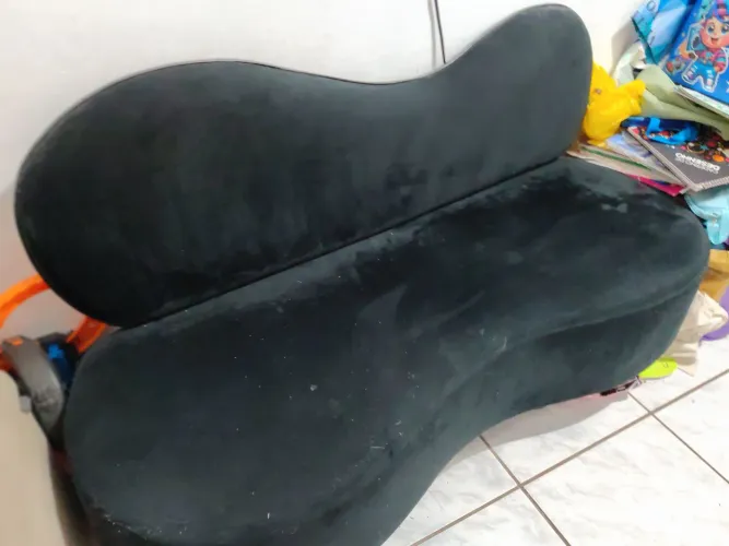 Vendo um de divã de três lugares em ótimo estado semi novo