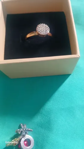 Anel solitário cravejado de pedras ouro 18k