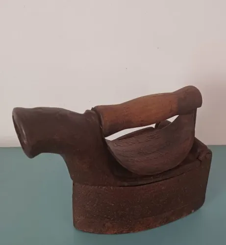 Antigo ferro a carvão nº 4