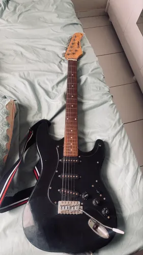guitarra elétrica da marca Waldman, no formato clássico Stratocast