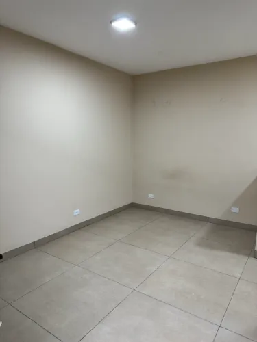 Aluga - se Kitnet , com quarto integrado com a cozinha , estilo americano . 