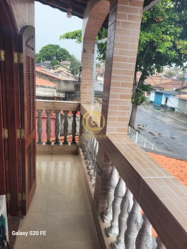 Casa para locação com 60 m², 2 quartos (1 com sacada), sala, cozinha, banheiro e 1 vaga. E