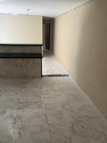 Aluga se casa fundo 3 cômodos grandes *