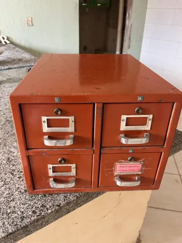 Arquivo de aço quatro gavetas pequenas