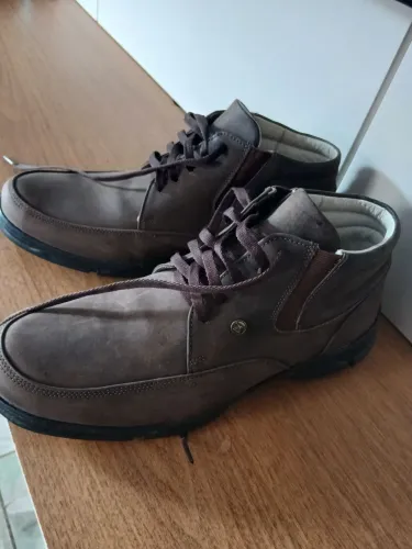 Vendo esse sapatenis couro legítimo novo número 39