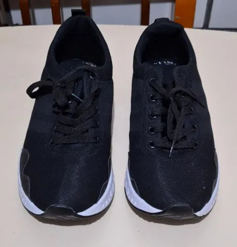 Tênis e bota.