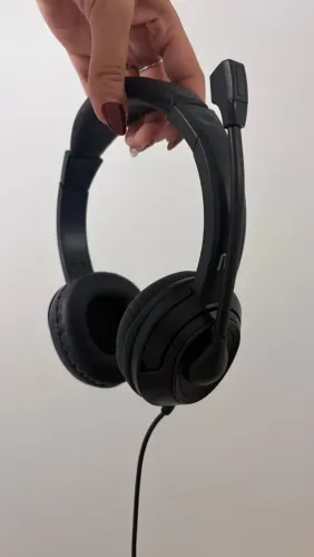 Fone Headset HF600 com conexão p3 e USB preto com microfone giratório