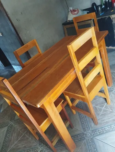 Mesa com 4 cadeiras semi nova 