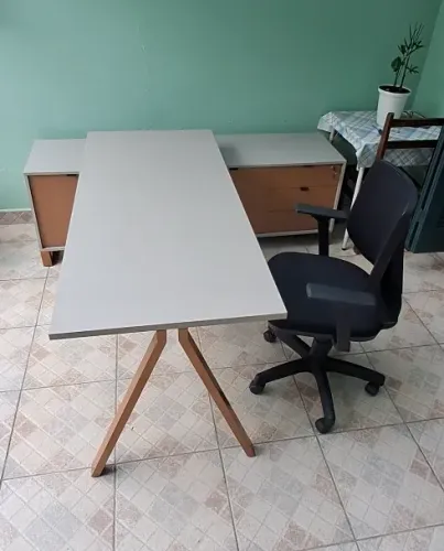 Escrivaninha com cadeira para escritório.