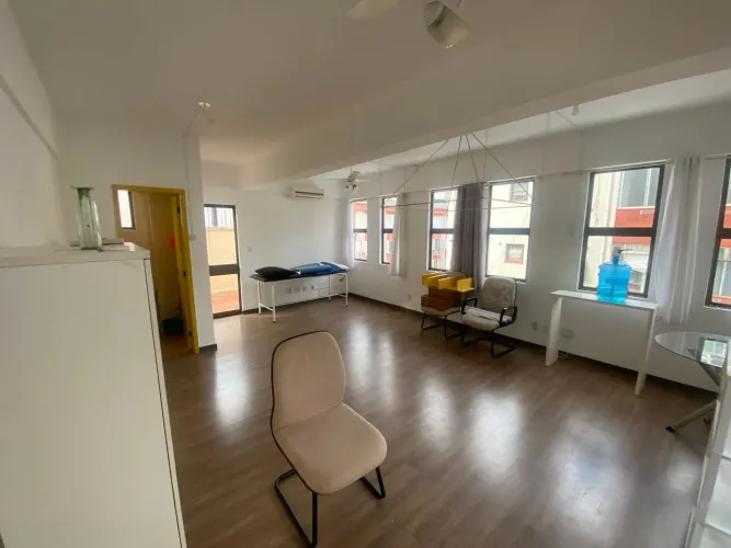 Sala comercial, ensolarada e arejada com 2 terraços.