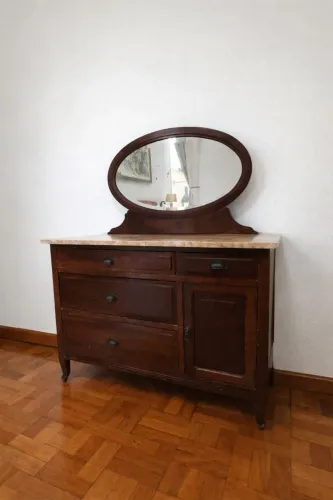 Cômoda antiga com espelho oval