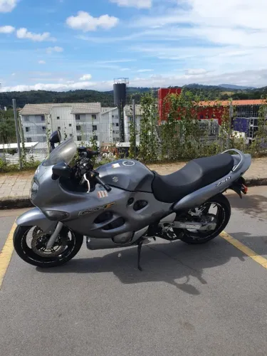 Suzuki GSX 750F 2006 - 49.000 km - Muito conservada | Pneu e Bateria Novos
