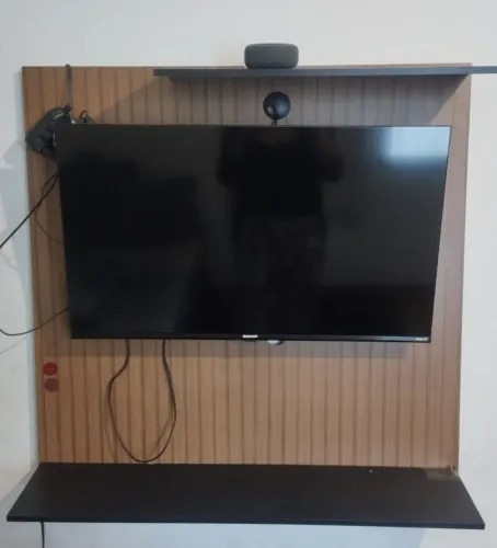 Tv 32 polegadas pouco tempo de uso + painel