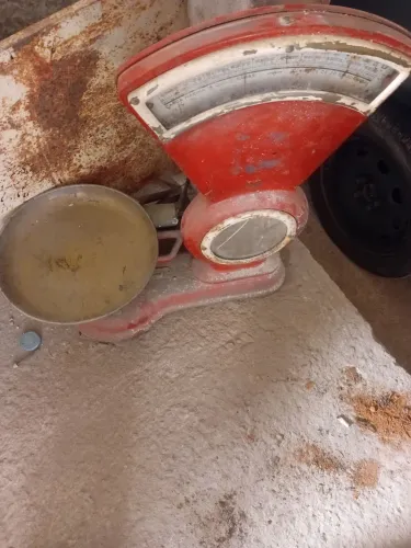 Vendo uma balança  antiga com defeito
