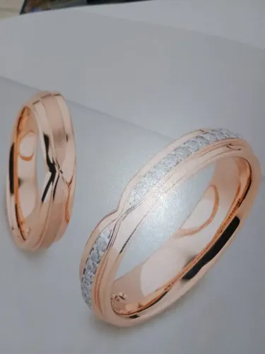 Par de alianças de diamantes e ouro 18k.
