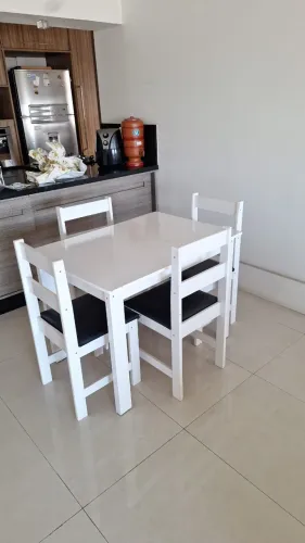 Mesa de jantar quadrada e 4 cadeiras