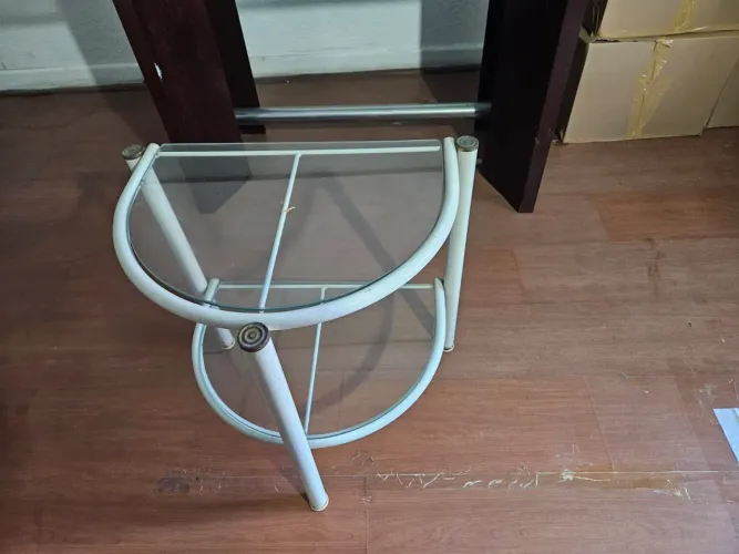 Mesa auxiliar c/ prateleira de vidro