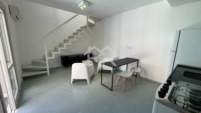 Apartamento triplex semimobiliado para alugar no bairro Cidade Baixa em Porto Alegre
