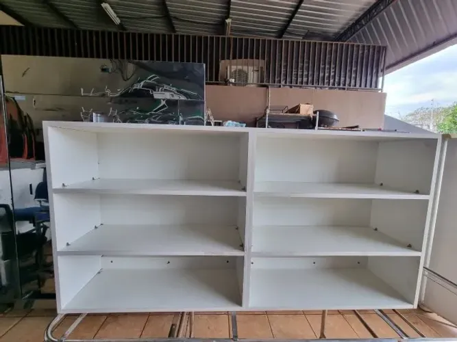 Estante de parede  organizadora expositora de MDF branca com prateleiras horizontais usada