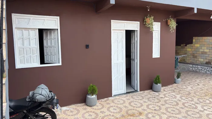 Casa com garagem para locação - Gleba E / R$ 1.000