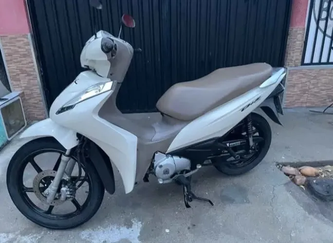 Uma Honda biz 125 completa roda de liga leve freio a disco partida elétrica banco novo